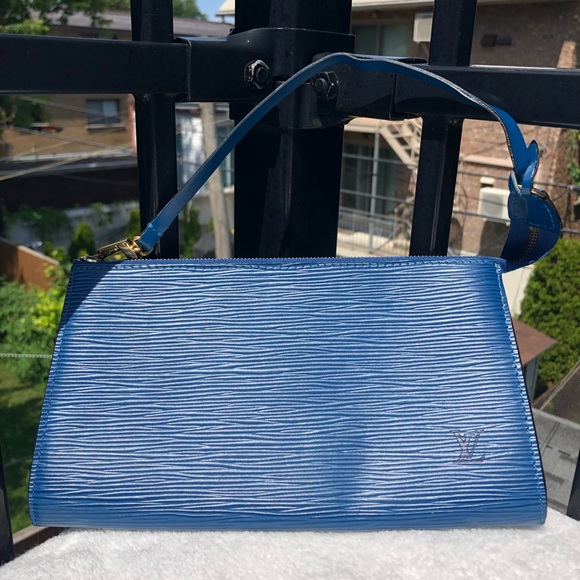Authentic Louis Vuitton épi pouch - Picture 1 of 8